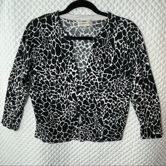 Jones New York B&W Giraffe print 1-button cardigan. Size Med. - Picture 8 of 9